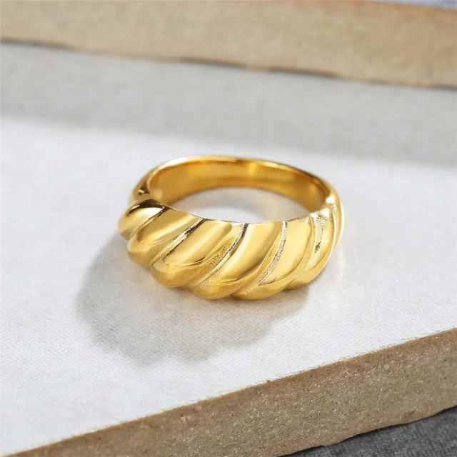 Fashion Jewelry 18K Gold Plated Stainless Steel Ring Titanium Steel Ring for Women Wedding Engagement Bands