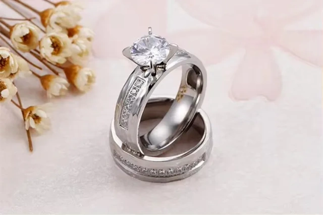 Fashion Classic Round 18k Gold Stainless Steel Zircon Couple Women Charm Luxury Wedding Ring