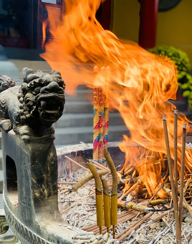 Kunlun Incense Burning