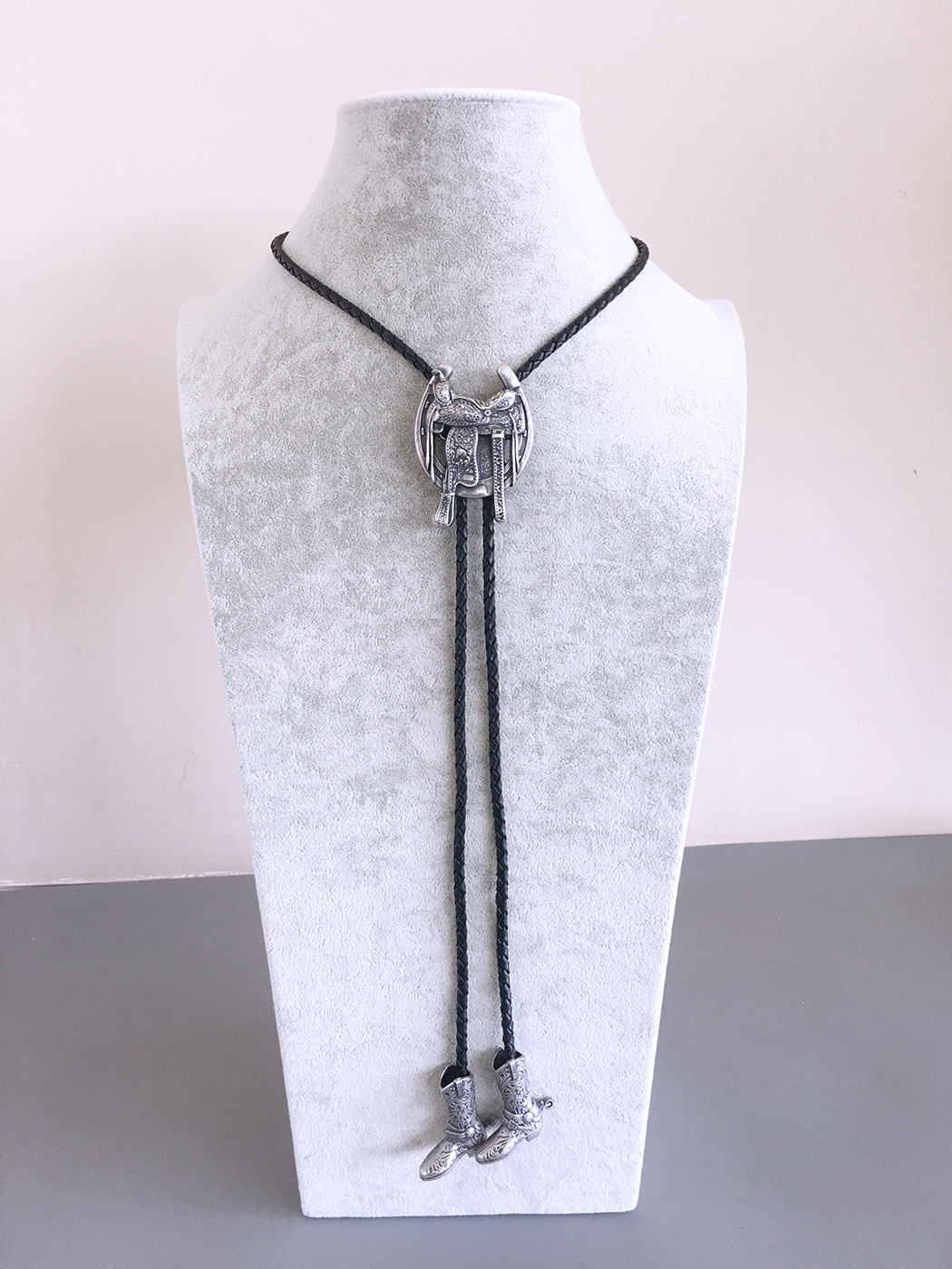 Vintage Silver Saddle Horseshoe Cowboy Cowgirl Bolo Tie BOLOTIE-006