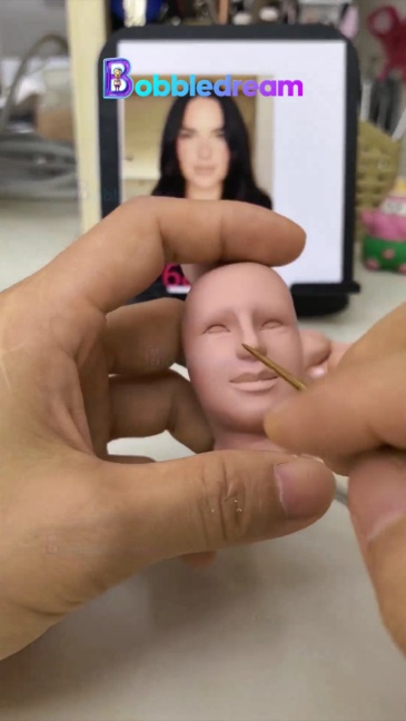 Customized bride and groom hand in hand bobblehead doll