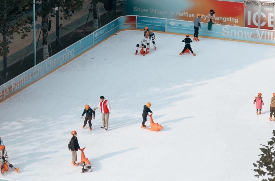 portable ice rink used for shopping mall events