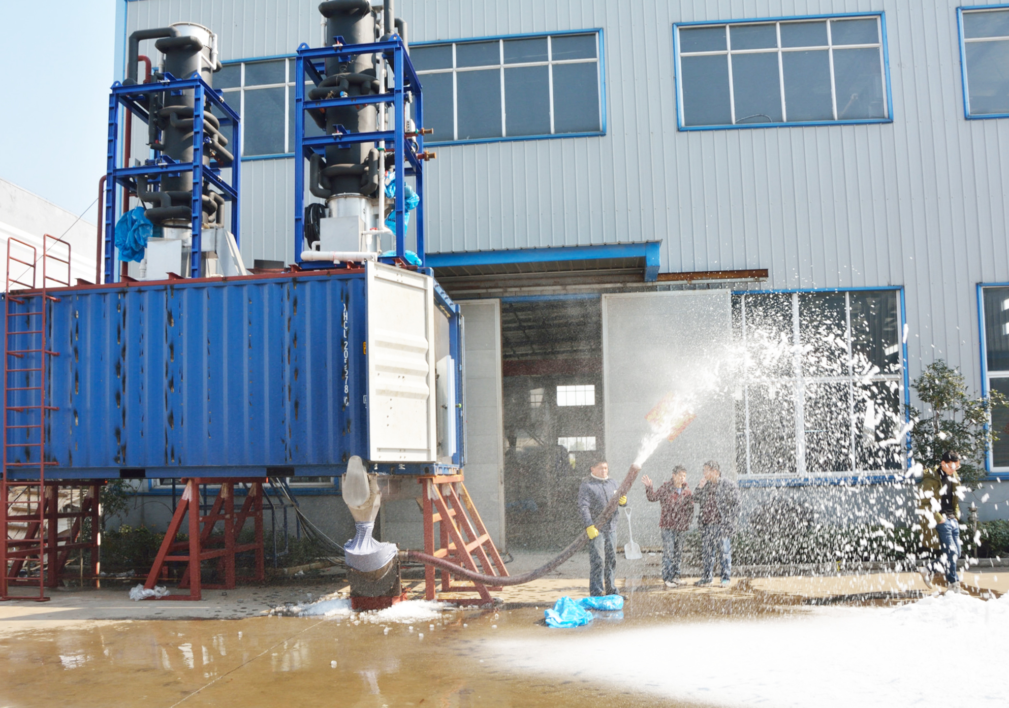 Mobile containerized snow machine producing soft artificial snow for warm climates