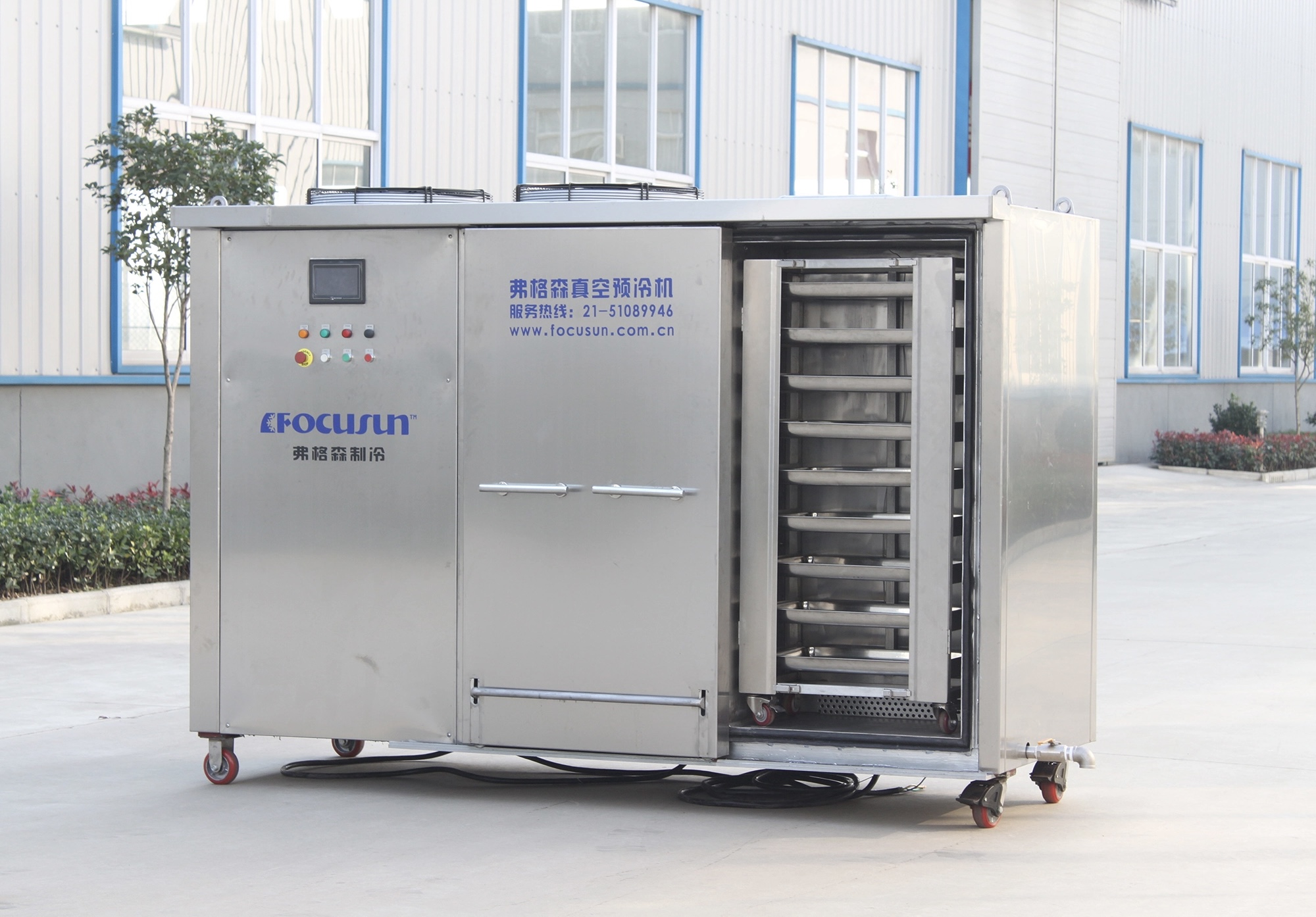 Industrial vacuum cooler machine for rapid and uniform food cooling