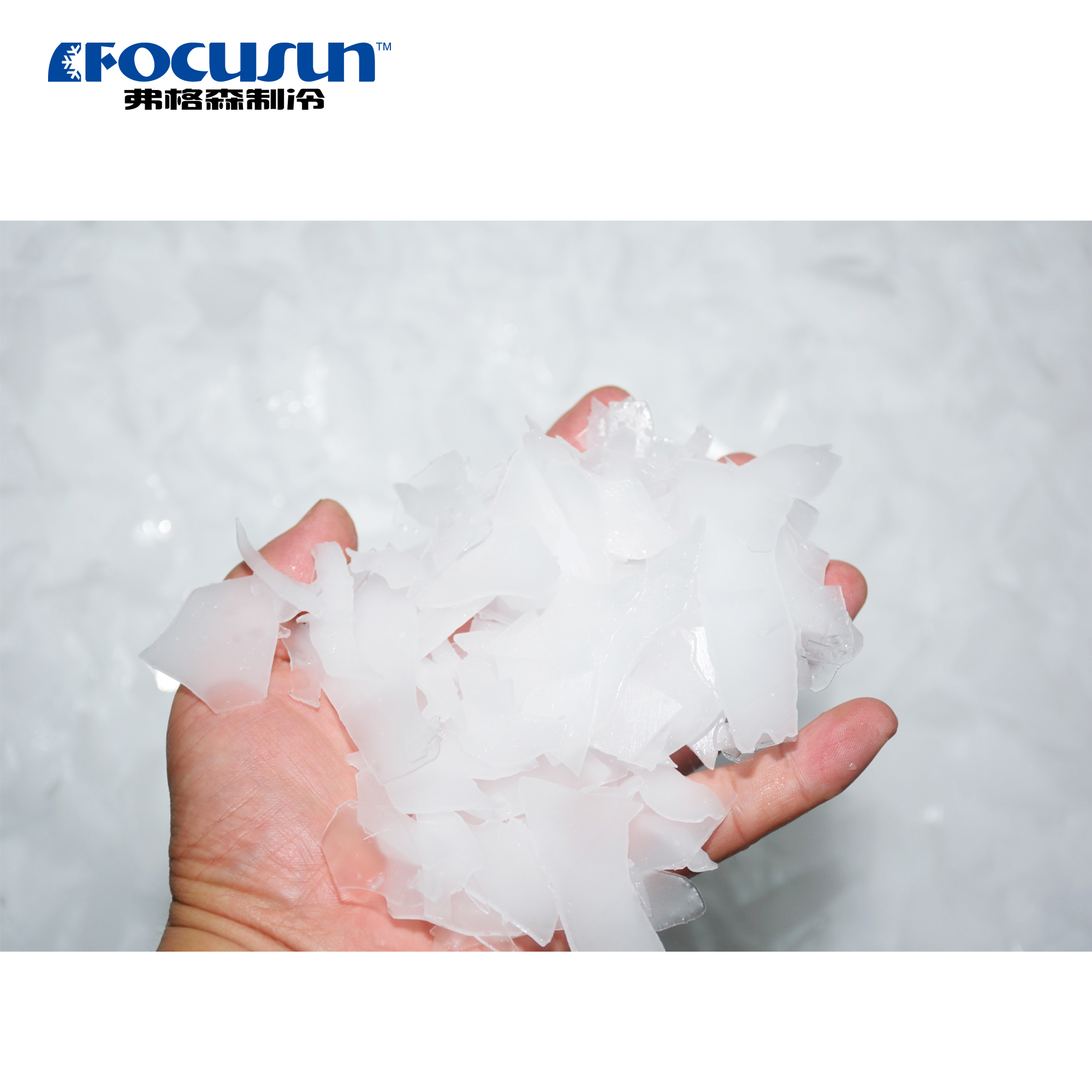 Freshly produced flake ice, thin and dry, ideal for fast seafood and food cooling