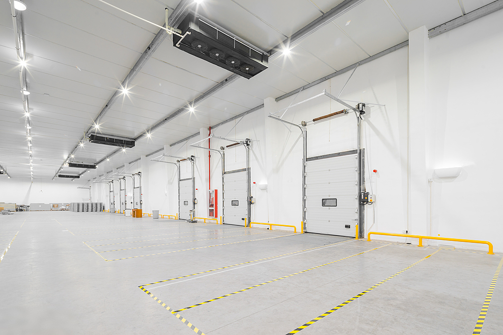 Expansive interior of a large cold-chain storage facility using high-efficiency evaporator units for uniform temperature control.