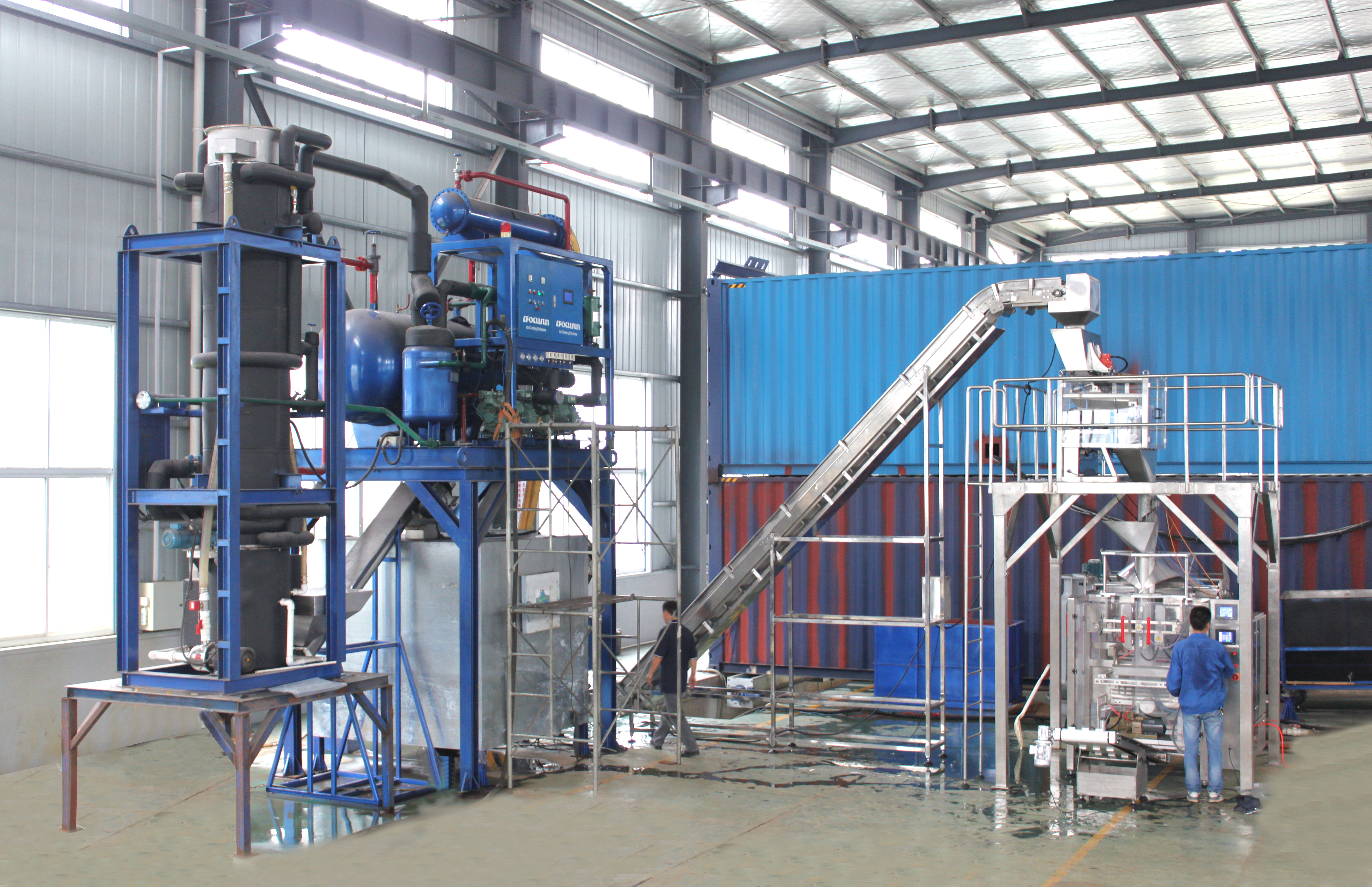 High-speed industrial ice machine connected to an automatic ice packaging system to reduce labor costs and ensure food-grade hygiene.