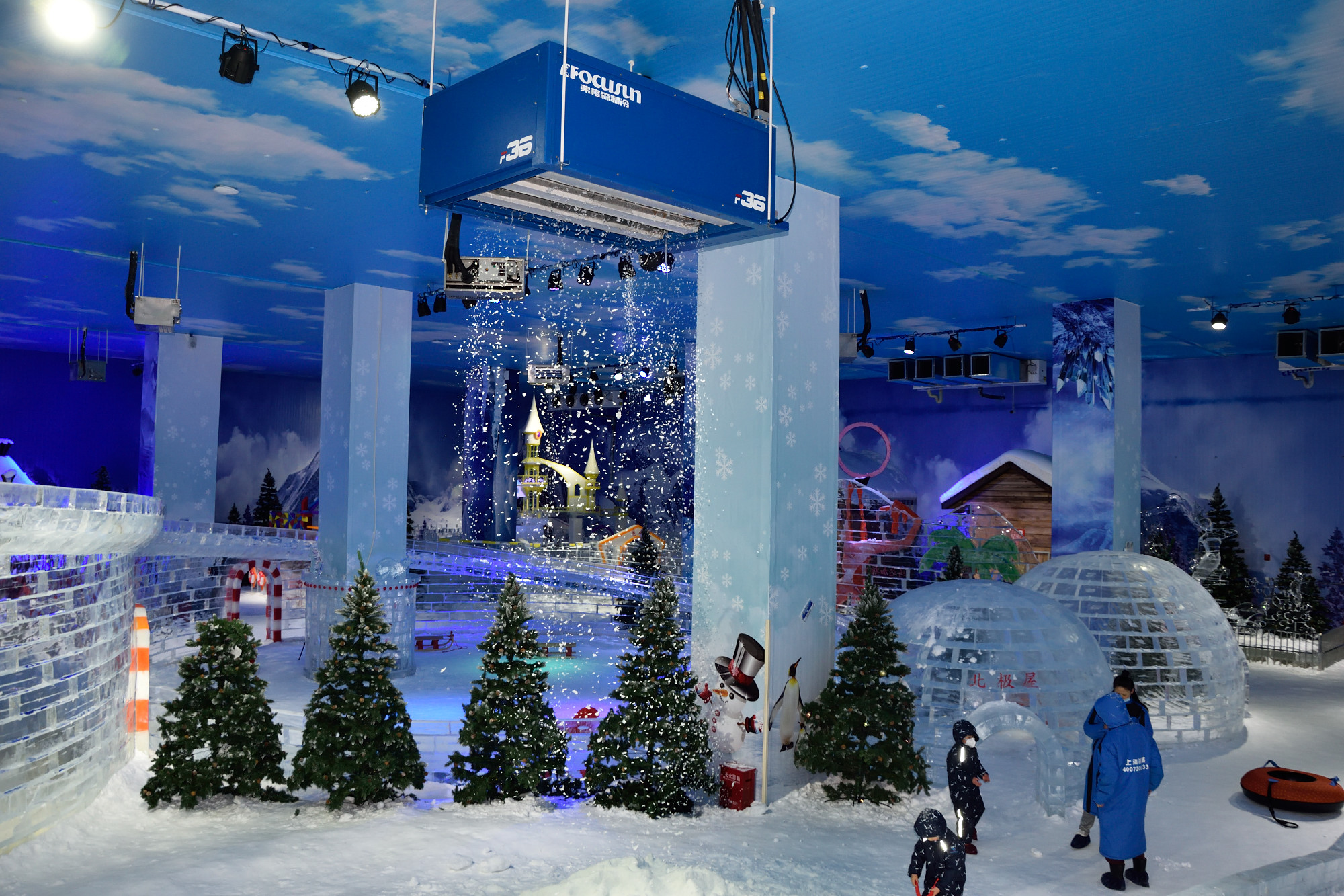 Focusun ceiling-mounted snow falling machine simulating a magical visual snowfall effect for a shopping mall holiday display.