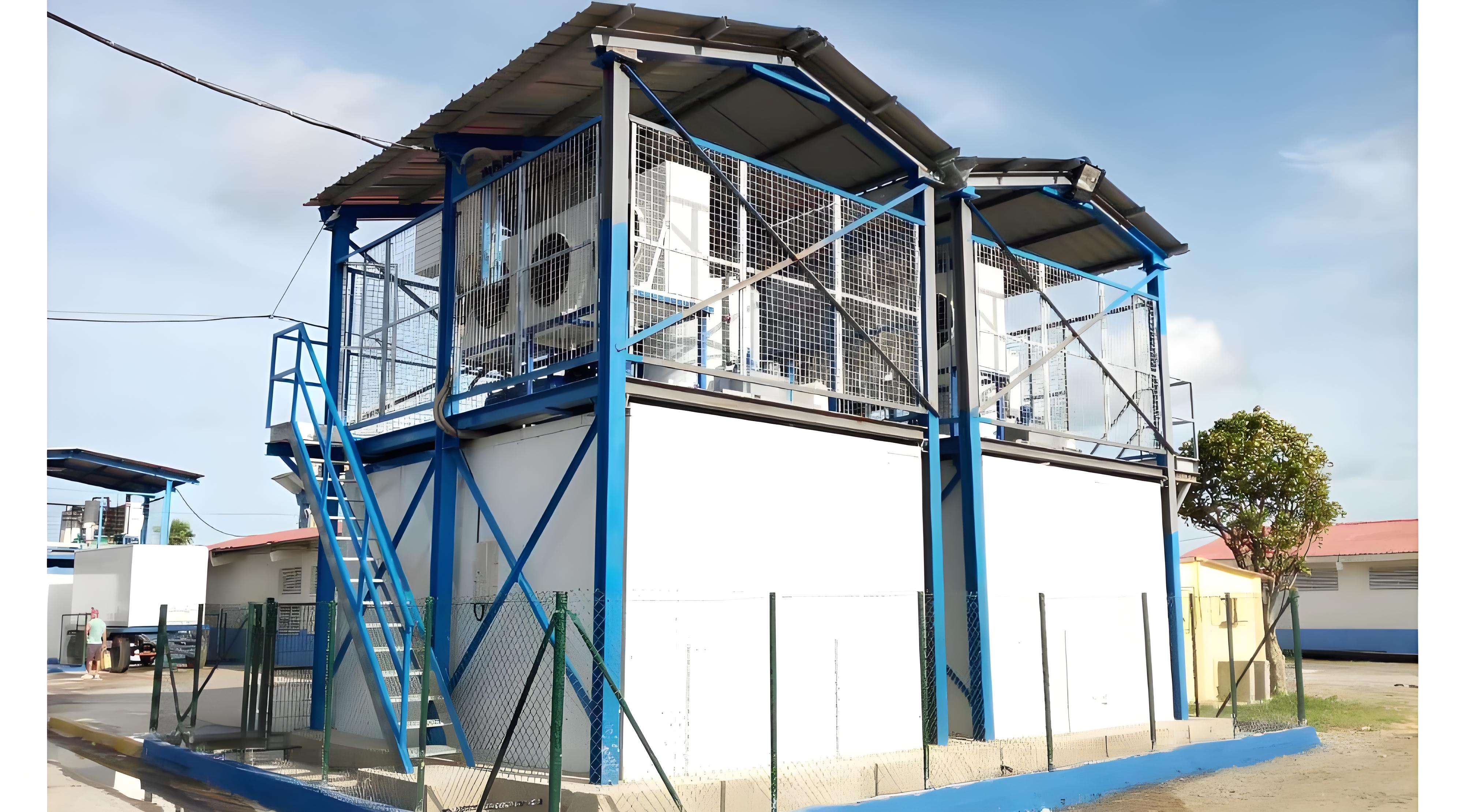 Industrial flake ice machine and automated ice storage system providing a continuous sub-cooled ice supply for large-scale concrete batching lines.
