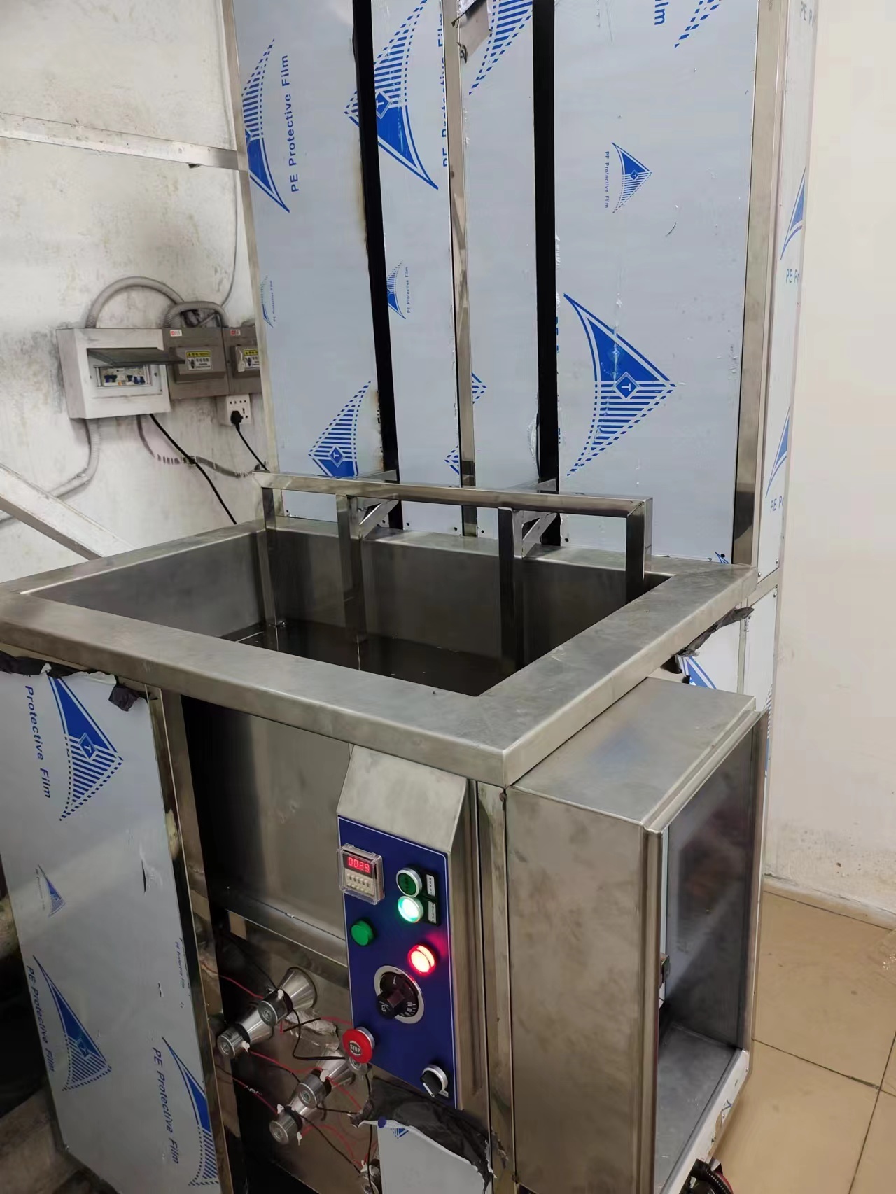 elevated ultrasonic cleaning machine
