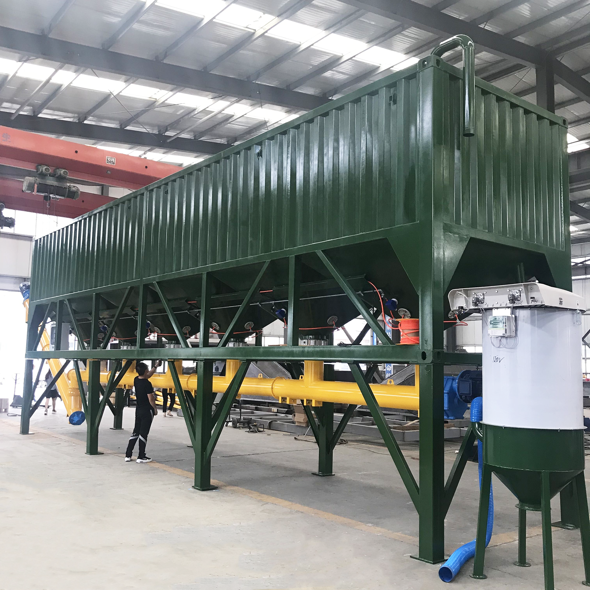 Horizontal cement silo with flat screw conveyor Set