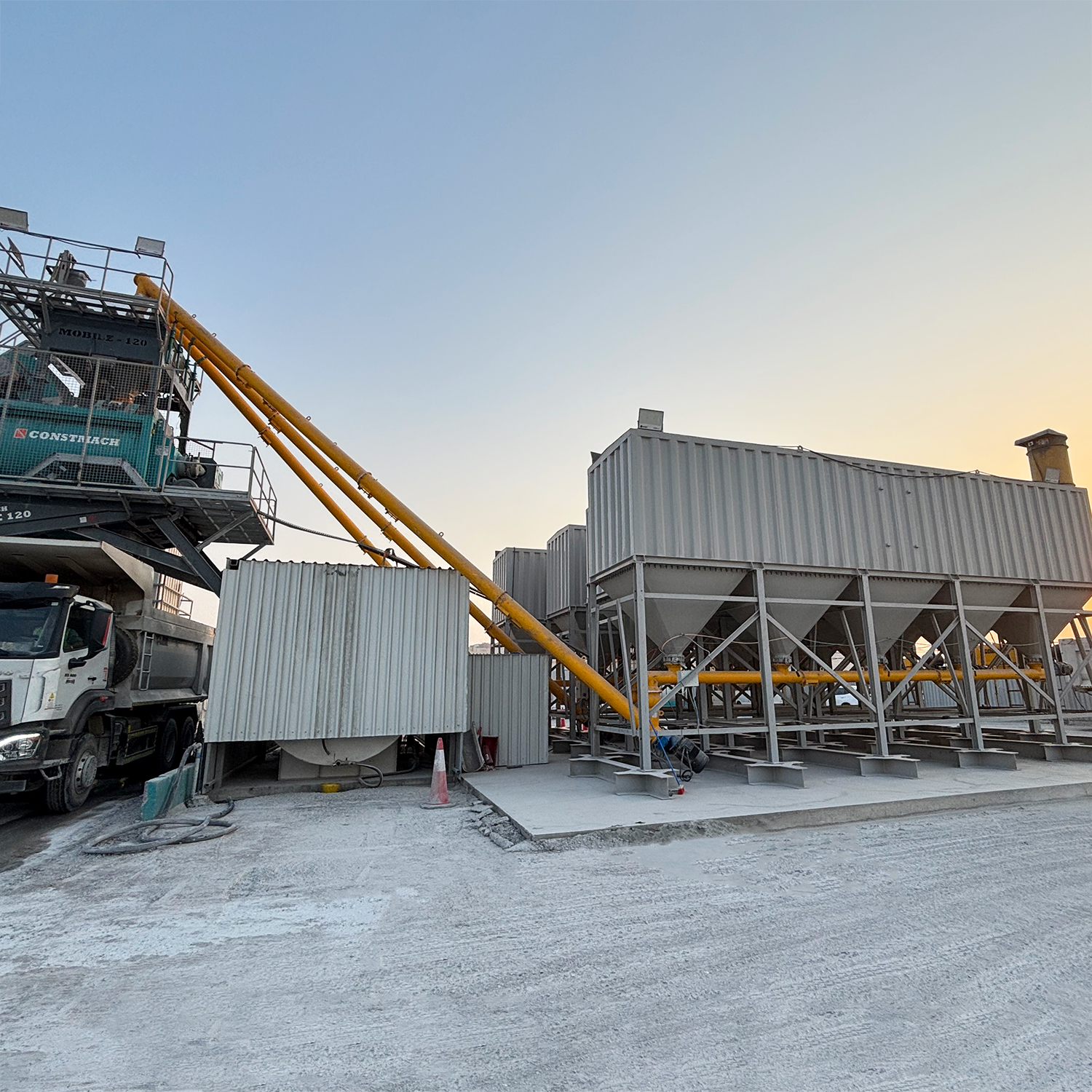 100-ton foundation-free horizontal cement silo