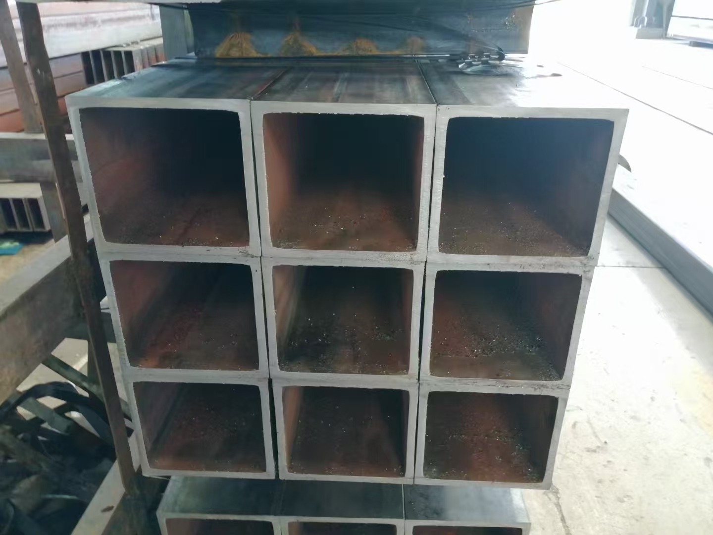 R-angle or Right-angle Galvanized Square Tubes: Customizable Drawn for Industrial Use