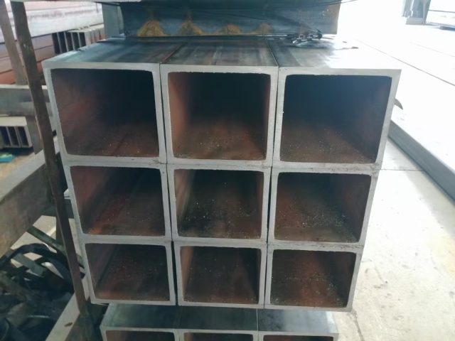 R-angle or Right-angle Galvanized Square Tubes: Customizable Drawn for Industrial Use