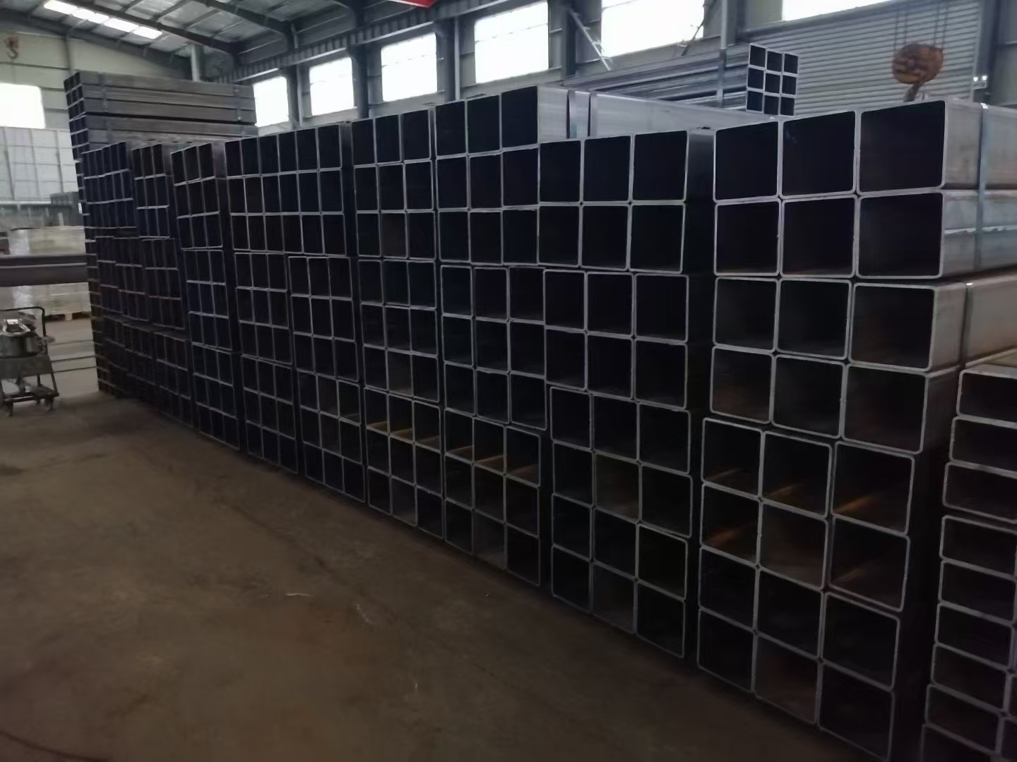 R-angle or Right-angle Galvanized Square Tubes: Customizable Drawn for Industrial Use