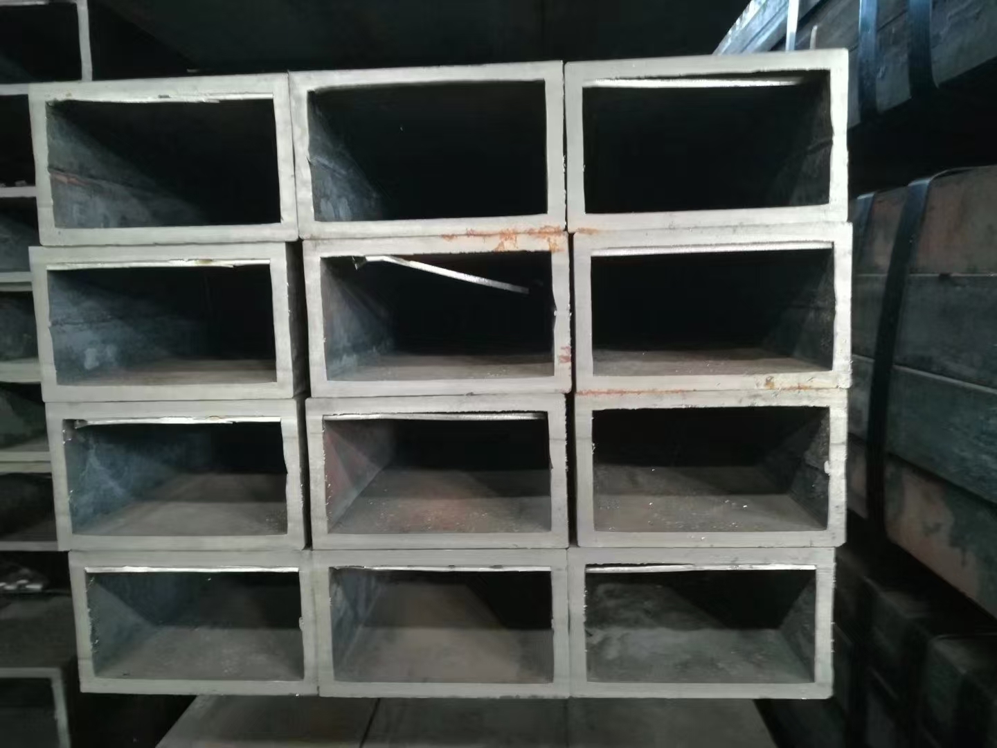 R-angle or Right-angle Galvanized Square Tubes: Customizable Drawn for Industrial Use