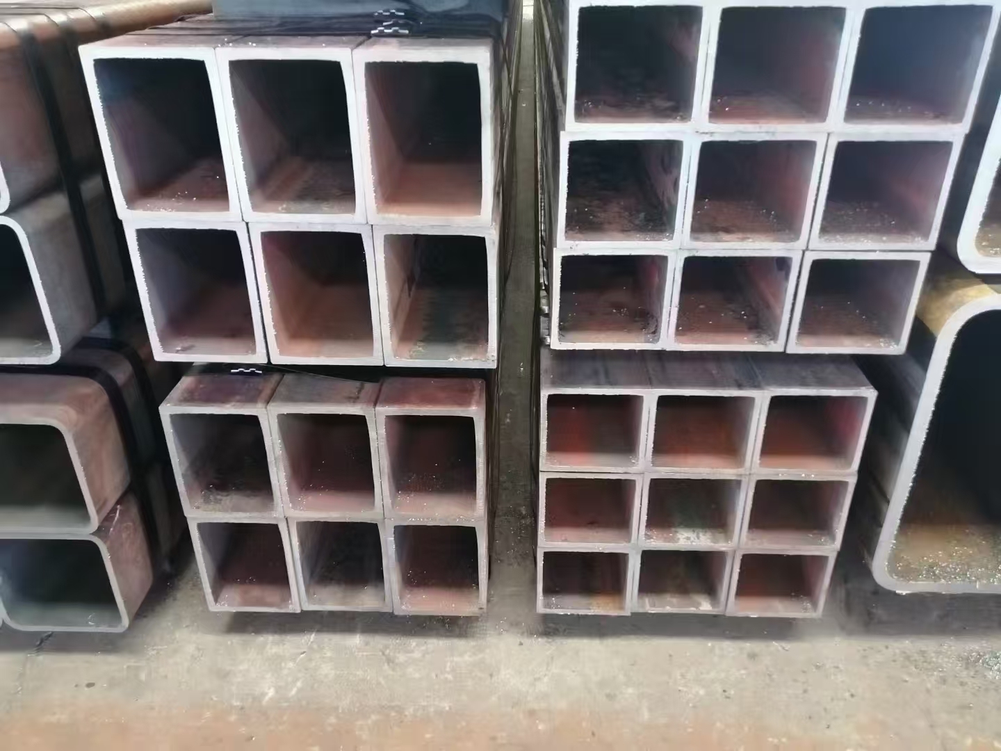 R-angle or Right-angle Galvanized Square Tubes: Customizable Drawn for Industrial Use