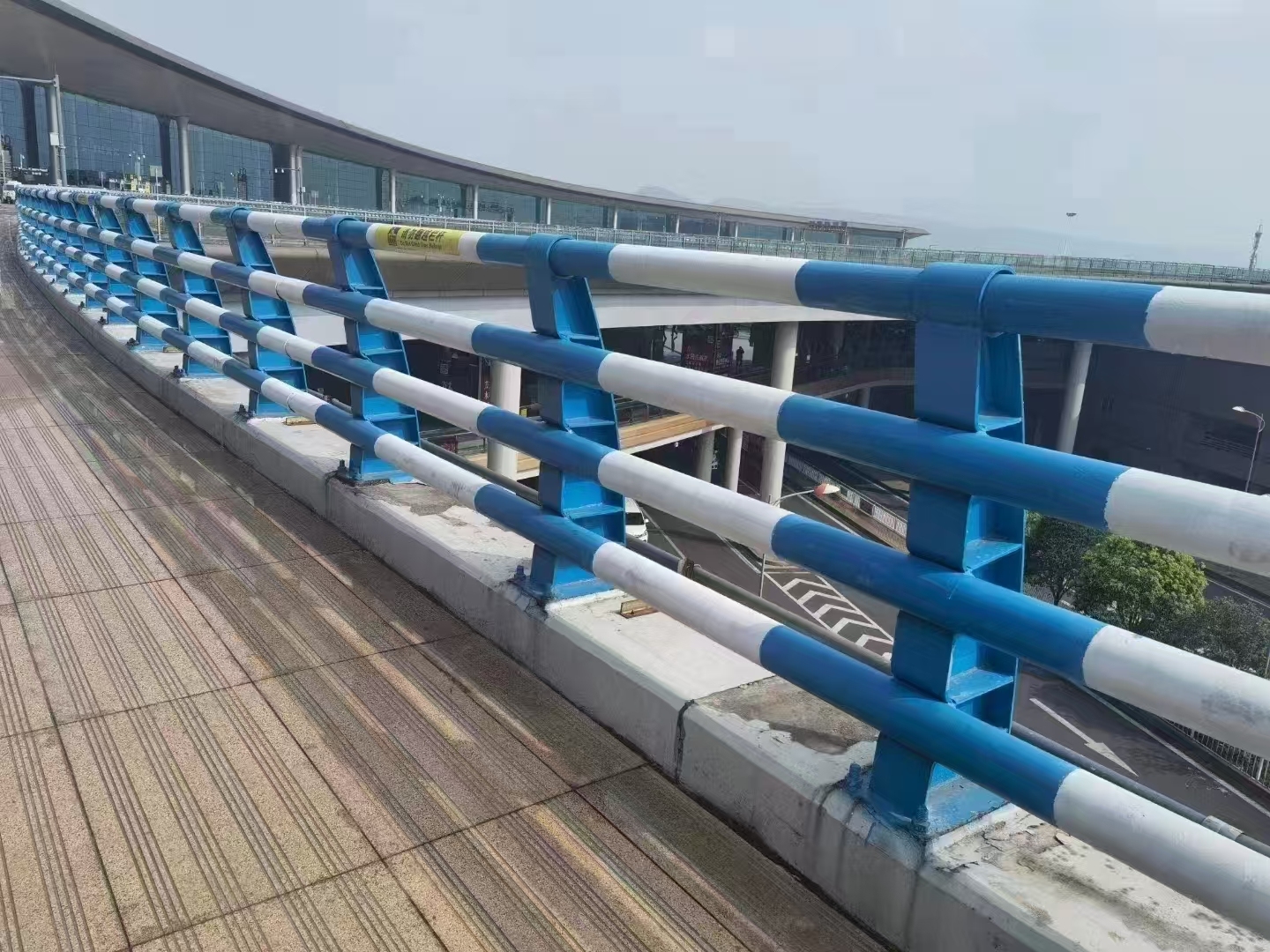 Bridge guardrail