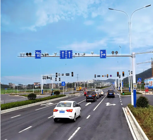 Traffic monitoring pole