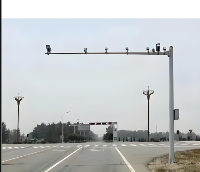 Traffic monitoring pole
