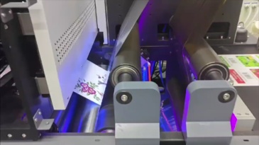 Plattenloser Single-Pass-UV-Piezo-Vollfarbdrucker mit hoher Auflösung – mit Kaltprägung