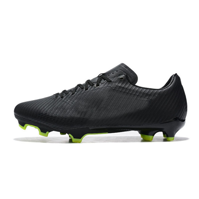 Football Boots Men Soccer Shoes Professional men Football Shoes Hot Selling Indoor Plastic Spike Soccer Boots Cleats Football Shoes For Men