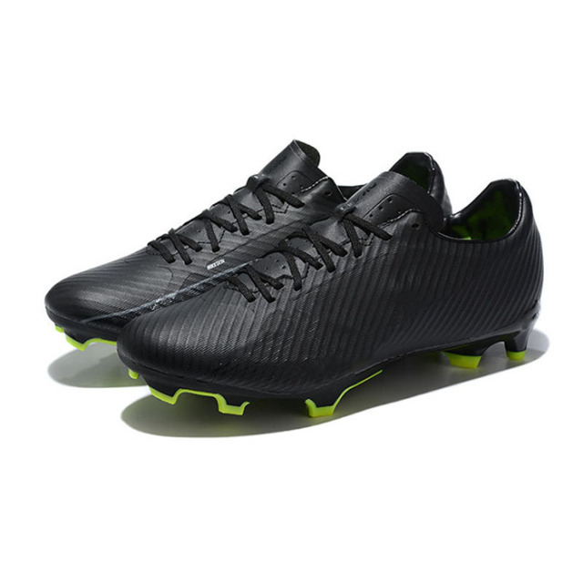 Football Boots Men Soccer Shoes Professional men Football Shoes Hot Selling Indoor Plastic Spike Soccer Boots Cleats Football Shoes For Men