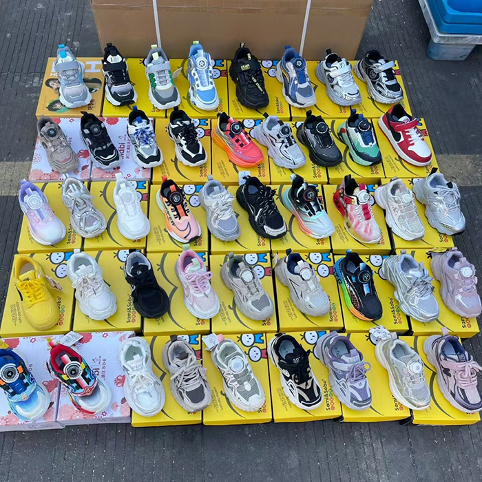 Outdoor ultra light shock-absorbing boys' and girls' sports shoes are now in stock wholesale of sports shoes mixed price cheap and low-priced children's leisure fashion sports shoes outdoor walking and running leisure shoes