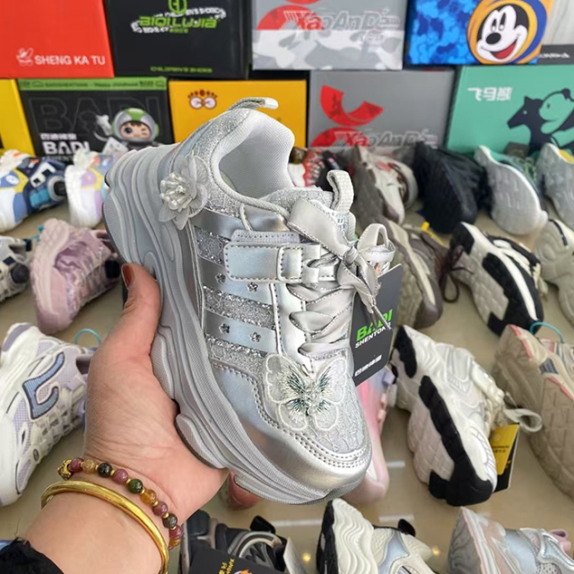 Super cool sweet and beautiful boys' and girls' sports shoes made of lightweight materials that are breathable and not stuffy They are affordable and suitable for children's outdoor play and daily school sports shoes