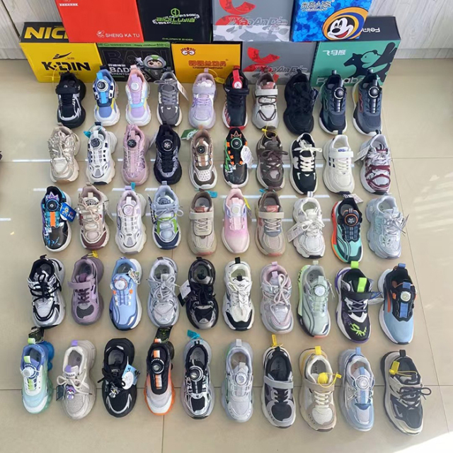 Super cool sweet and beautiful boys' and girls' sports shoes made of lightweight materials that are breathable and not stuffy They are affordable and suitable for children's outdoor play and daily school sports shoes