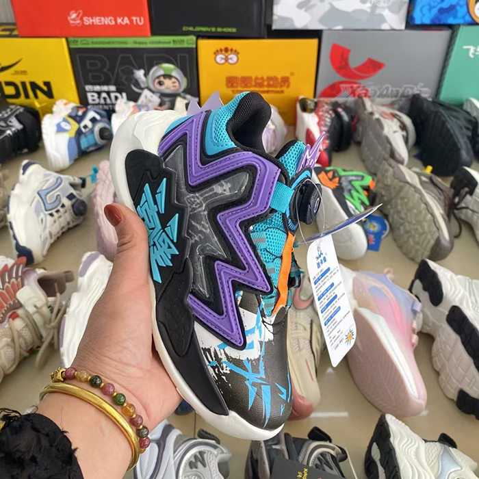 Super cool sweet and beautiful boys' and girls' sports shoes made of lightweight materials that are breathable and not stuffy They are affordable and suitable for children's outdoor play and daily school sports shoes