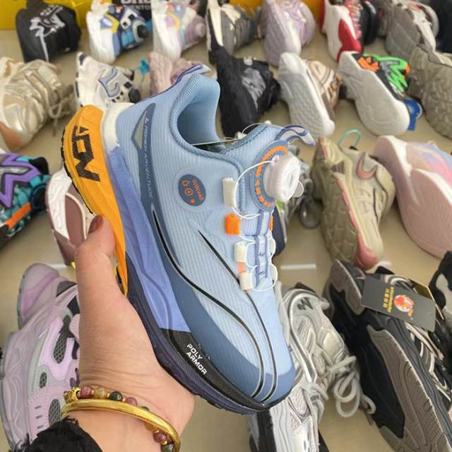 Super cool sweet and beautiful boys' and girls' sports shoes made of lightweight materials that are breathable and not stuffy They are affordable and suitable for children's outdoor play and daily school sports shoes