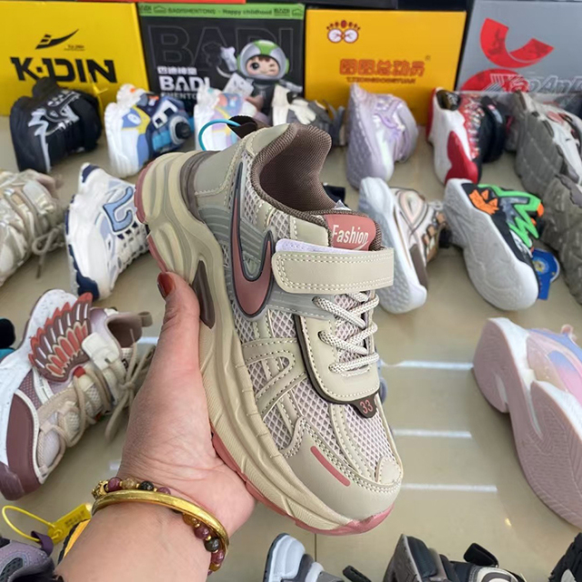 Super cool sweet and beautiful boys' and girls' sports shoes made of lightweight materials that are breathable and not stuffy They are affordable and suitable for children's outdoor play and daily school sports shoes