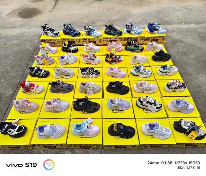 Cheap and cost-effective inventory of sports shoes suitable for boys and girls to go out for outdoor sports and school Wholesale of children's sports shoes with light elasticity cushioning  and multifunctional care