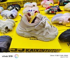 Cheap and cost-effective inventory of sports shoes suitable for boys and girls to go out for outdoor sports and school Wholesale of children's sports shoes with light elasticity cushioning  and multifunctional care