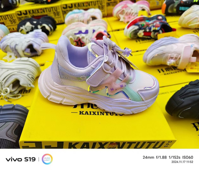 Cheap and cost-effective inventory of sports shoes suitable for boys and girls to go out for outdoor sports and school Wholesale of children's sports shoes with light elasticity cushioning  and multifunctional care