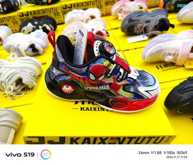 Cheap and cost-effective inventory of sports shoes suitable for boys and girls to go out for outdoor sports and school Wholesale of children's sports shoes with light elasticity cushioning  and multifunctional care