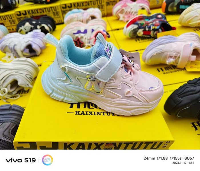 Cheap and cost-effective inventory of sports shoes suitable for boys and girls to go out for outdoor sports and school Wholesale of children's sports shoes with light elasticity cushioning  and multifunctional care