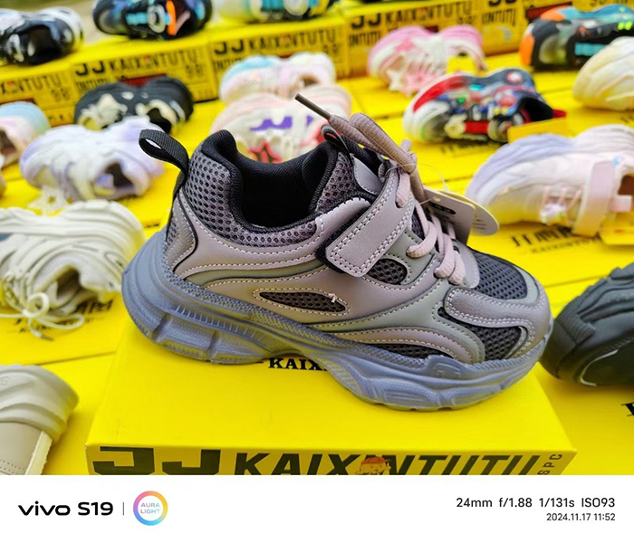 Cheap and cost-effective inventory of sports shoes suitable for boys and girls to go out for outdoor sports and school Wholesale of children's sports shoes with light elasticity cushioning  and multifunctional care