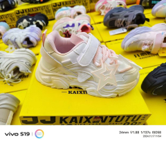 Cheap and cost-effective inventory of sports shoes suitable for boys and girls to go out for outdoor sports and school Wholesale of children's sports shoes with light elasticity cushioning  and multifunctional care