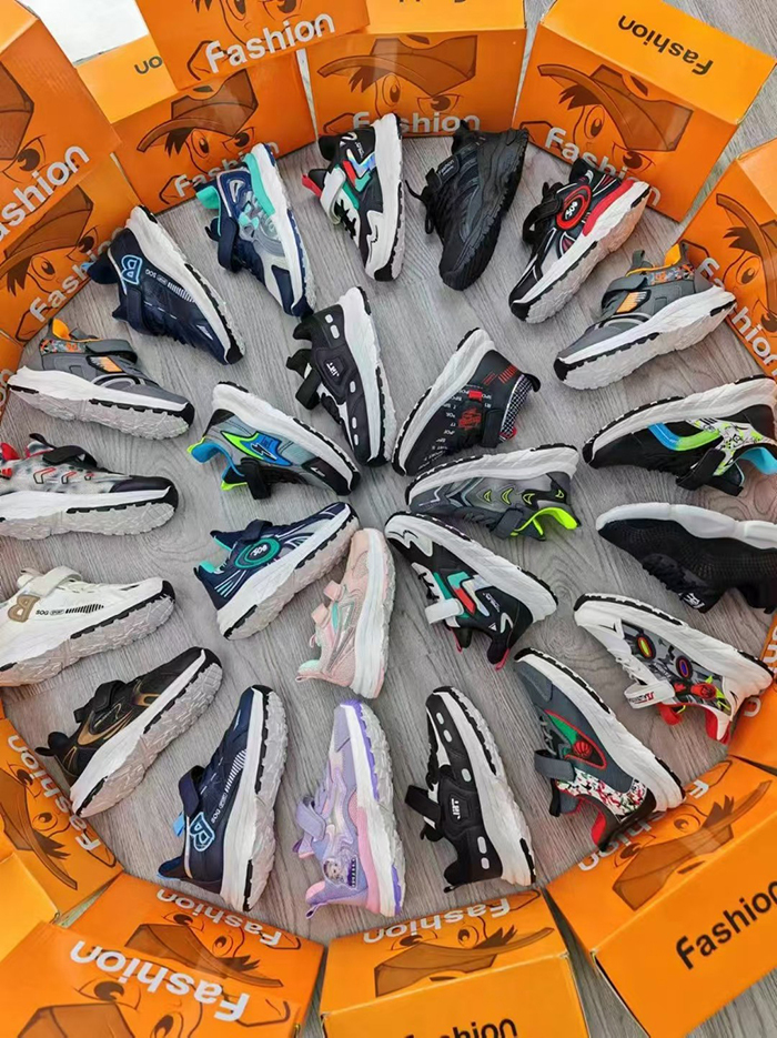 Inventory children's explosive street fashion sports shoes suitable for boys and girls with strong breath ability on the upper refreshing feeling on the feet soft soles and versatile styles Suitable for daily outings with textured casual sports shoes