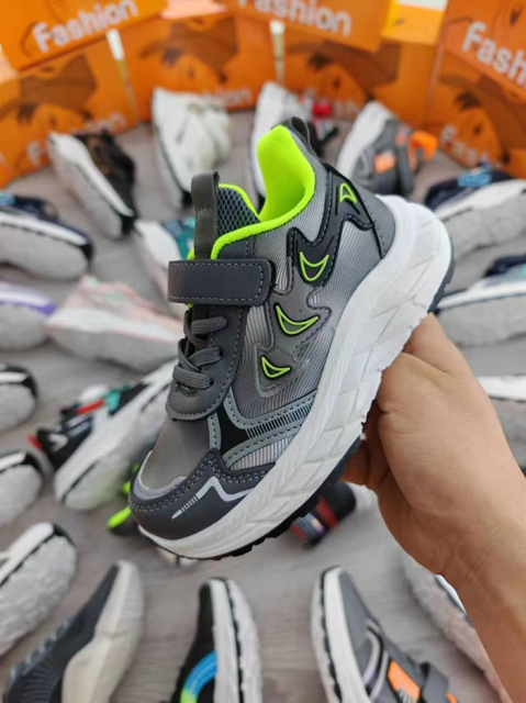 Inventory children's explosive street fashion sports shoes suitable for boys and girls with strong breath ability on the upper refreshing feeling on the feet soft soles and versatile styles Suitable for daily outings with textured casual sports shoes