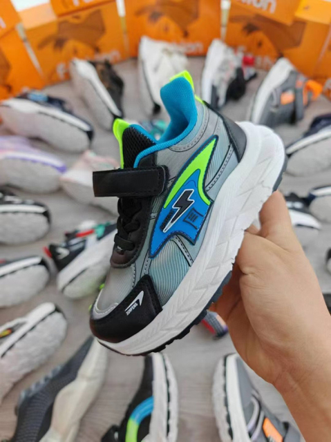 Inventory children's explosive street fashion sports shoes suitable for boys and girls with strong breath ability on the upper refreshing feeling on the feet soft soles and versatile styles Suitable for daily outings with textured casual sports shoes