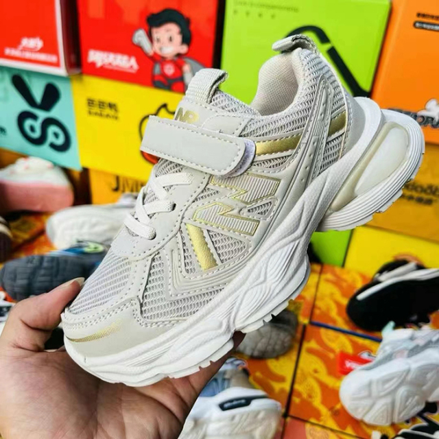Widely used wholesale inventory of children's sports shoes  fashionable and avant-garde styles  suitable for both boys and girls' casual sports shoes  affordable and gentle  easy to bend children's sports shoes