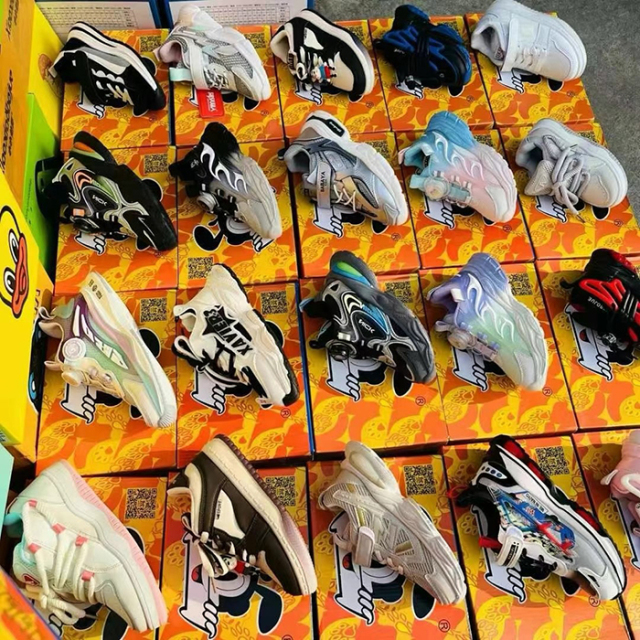 Widely used wholesale inventory of children's sports shoes  fashionable and avant-garde styles  suitable for both boys and girls' casual sports shoes  affordable and gentle  easy to bend children's sports shoes