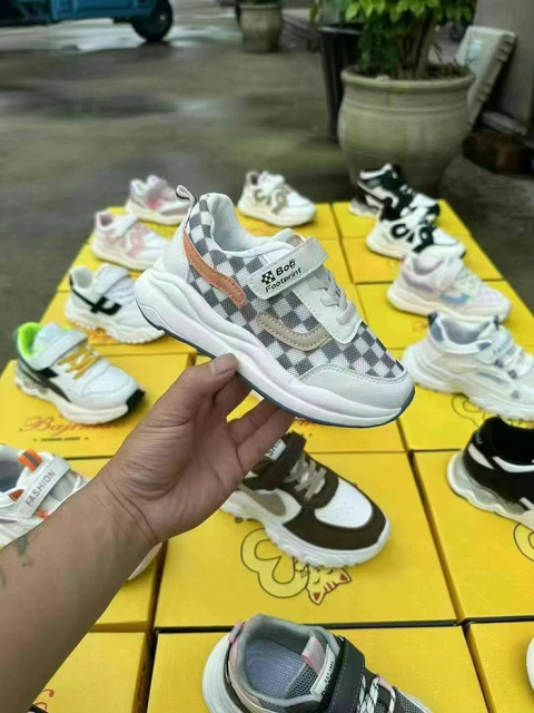 Portable children's sports shoes designed for both boys and girls  featuring soft sole materials that are safe  cheap  and cost-effective  Available in multiple styles and practical  classic daily hot selling  high-quality children's sports shoes
