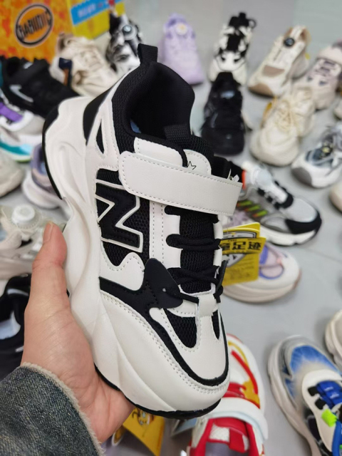 Wholesale explosive and versatile cool sports shoes are loved by both boys and girls for their appearance They have anti slip protection and are safe for children's feet  They use high-quality fabrics and are affordable for children's sports shoes