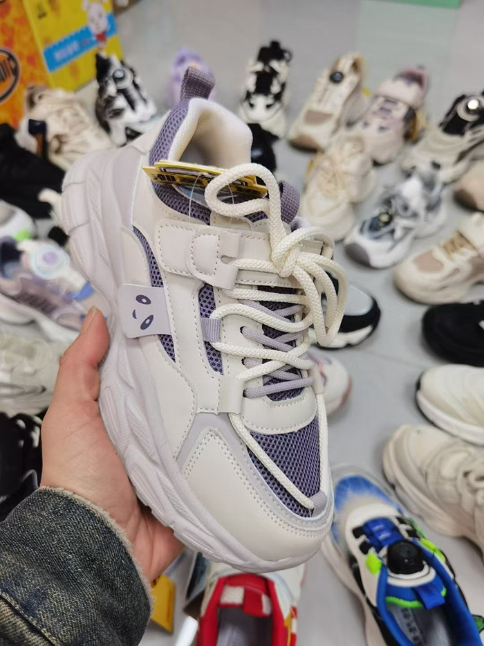 Wholesale explosive and versatile cool sports shoes are loved by both boys and girls for their appearance They have anti slip protection and are safe for children's feet  They use high-quality fabrics and are affordable for children's sports shoes