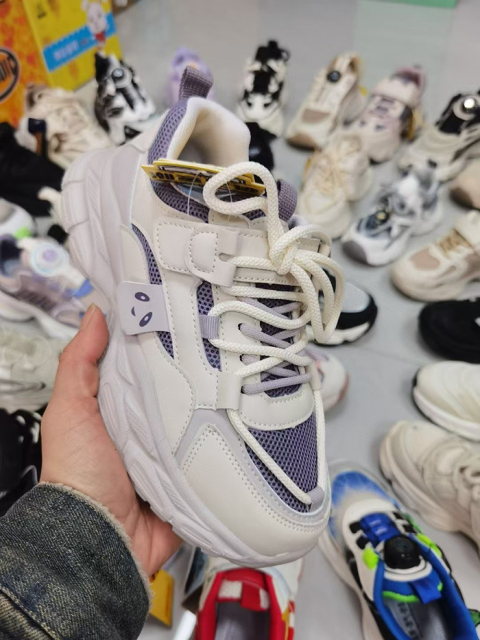 Wholesale explosive and versatile cool sports shoes are loved by both boys and girls for their appearance They have anti slip protection and are safe for children's feet  They use high-quality fabrics and are affordable for children's sports shoes