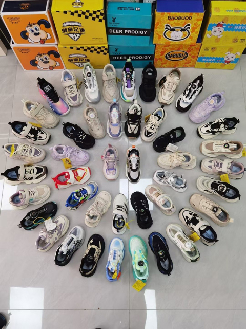 Wholesale explosive and versatile cool sports shoes are loved by both boys and girls for their appearance They have anti slip protection and are safe for children's feet  They use high-quality fabrics and are affordable for children's sports shoes